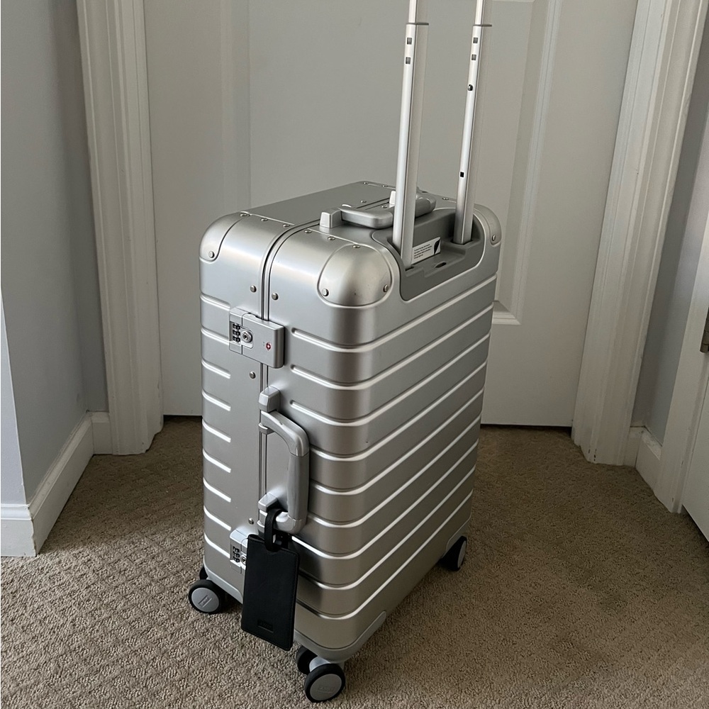 Away Bigger luggage aluminum roller bag spinning 360 nice!